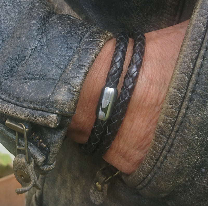 WAVEPIRATE Armband HAWAII - zweifach gewickelt. Aus verschiedenen Lederriemen oder aus wasserfestem Segeltau hergestellt. Handmade in Germany. Edelstahl-Magnetverschluss mit Logo. Viele Farben und Längen lieferbar.