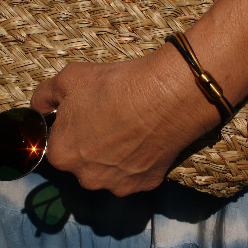 WAVEPIRATE Armband XX-FEM. Ob uni oder mehrfarbig - das in Hamburg handgefertigte Armband XX-FEM aus mehreren 2 mm starken Lederriemen ergänzt das Outfit optimal. Einfach oder doppelt gewickelte Version.Verpackt in edler Metall-Präsentbox.