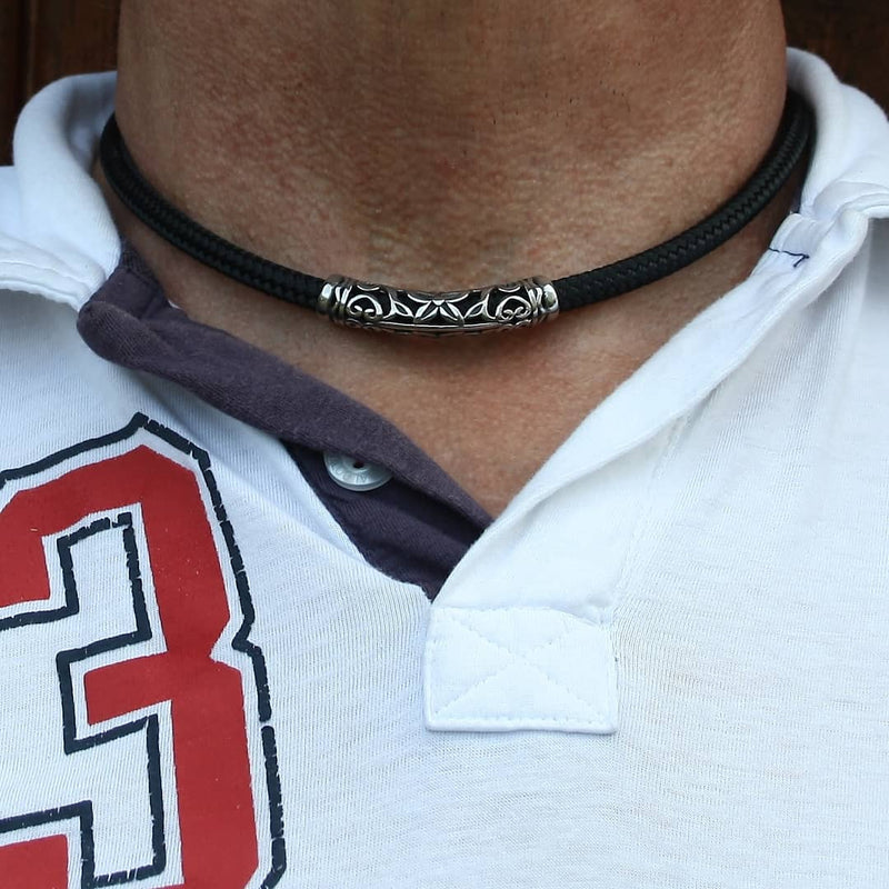 WAVEPIRATE Halskette XO.  Mit Edelstahl-Magnetverschluss. Aus Lederriemen oder wasserfestem Segeltau hergestellt. Handmade in Germany. Viele Farben und Längen lieferbar. In edler Metall-Präsentbox verpackt.